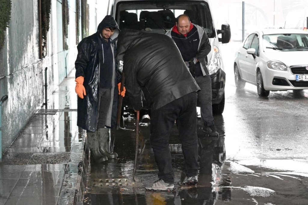 Büyükşehir Ve Maski̇ Ekipleri Yağışa Karşı Teyakkuzda (4)