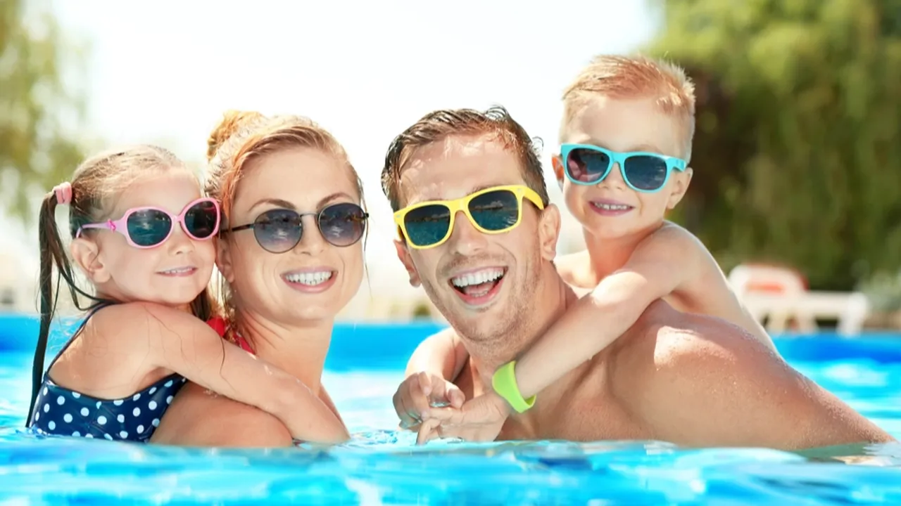 Deniz ve havuzda göz sağlığını korumak için uzmanından öneriler