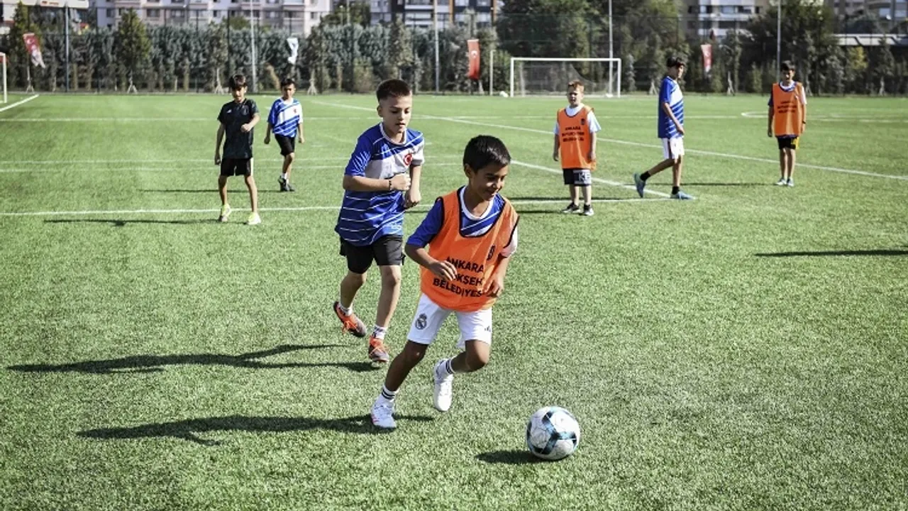 Başkentli minikler yaz tatilinde futbolla buluştu