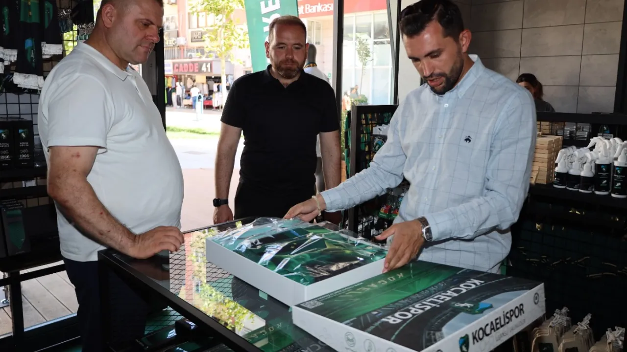 Kocaelispor sevgisi şehrin meydanlarında yaşanıyor