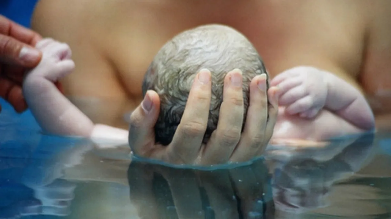 Suda doğum giderek yaygınlaşıyor... Suda doğumla ilgili merak edilenler