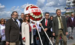 İzmir'de, hayatını kaybetmiş sağlık çalışanları için denize karanfil bırakıldı