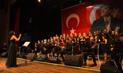 Torbalı'daki öğretmenlerin oluşturduğu koro polisler için konser verdi