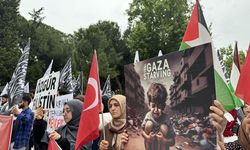İzmir'de üniversite öğrencileri İsrail'i protesto etti