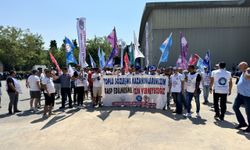 İzmir'de iş bırakan memurlar CHP İl Başkanlığına yürüdü