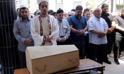 Düğün dönüşü trafik kazasında ölen 3 kişi İzmir'de defnedildi
