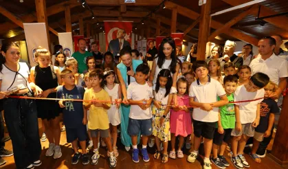 Efes Selçuk’ta barışın renkleri çocukların ellerinden yükseldi