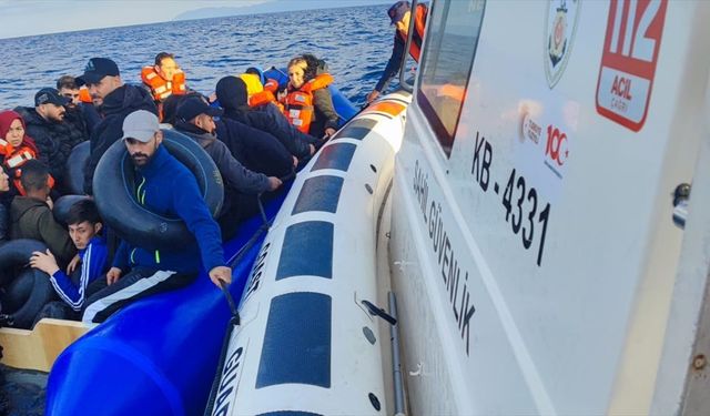 İzmir açıklarında 160 düzensiz göçmen yakalandı